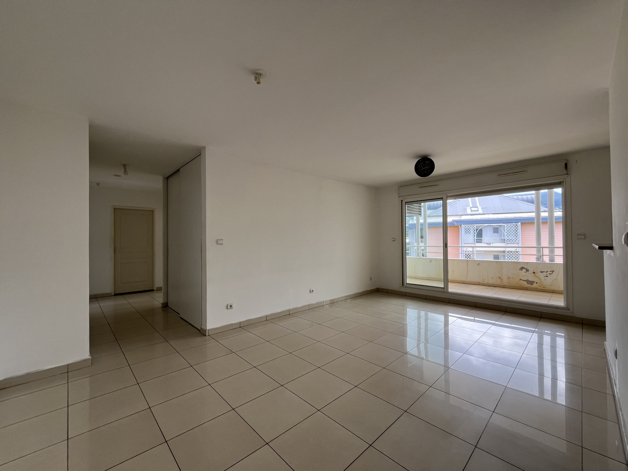 SAINT DENIS (STE CLOTILDE) - APPARTEMENT T4 LIBRE 2 PARKINGS