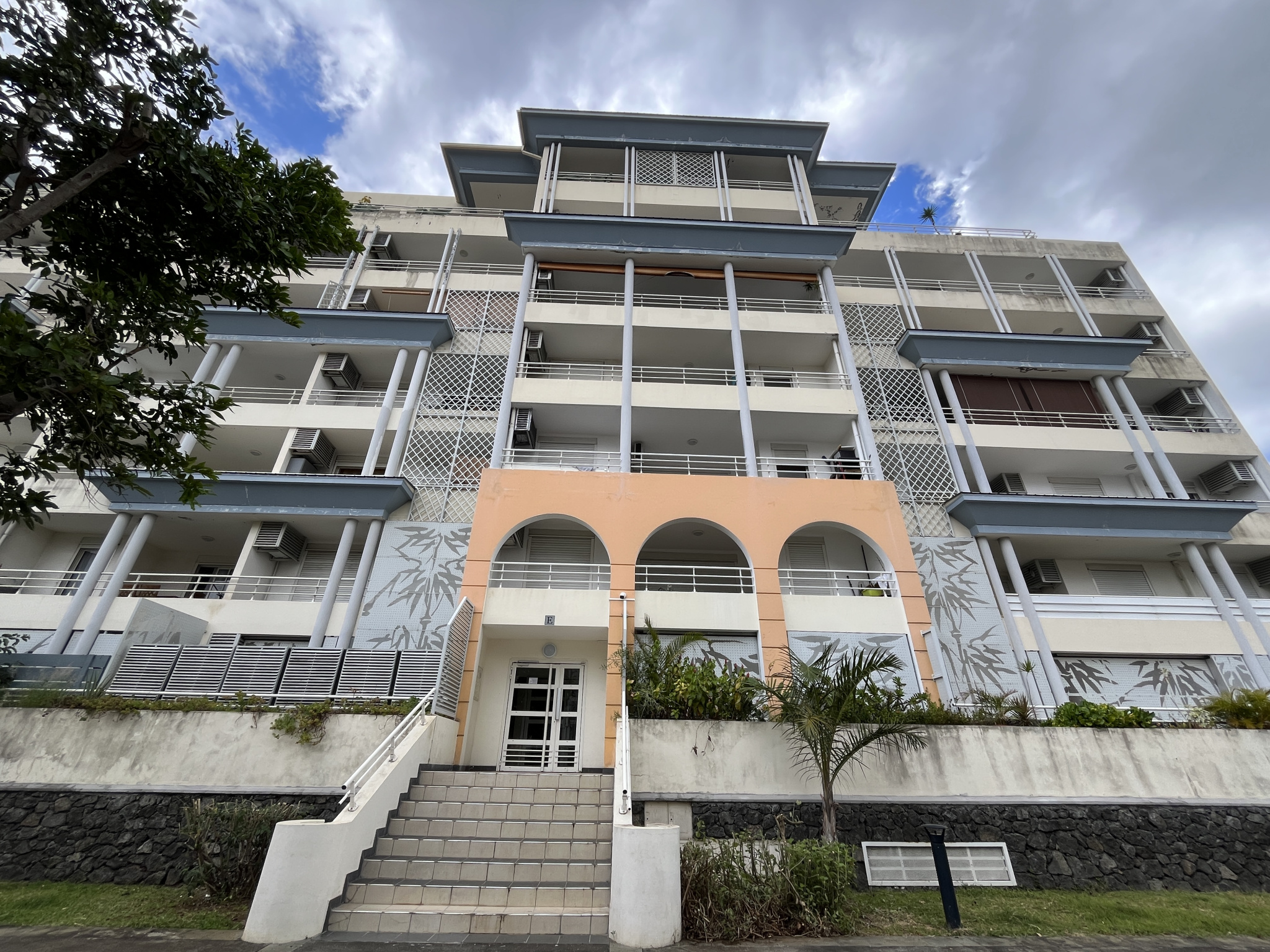 SAINT DENIS (STE CLOTILDE) - APPARTEMENT T4 LIBRE 2 PARKINGS