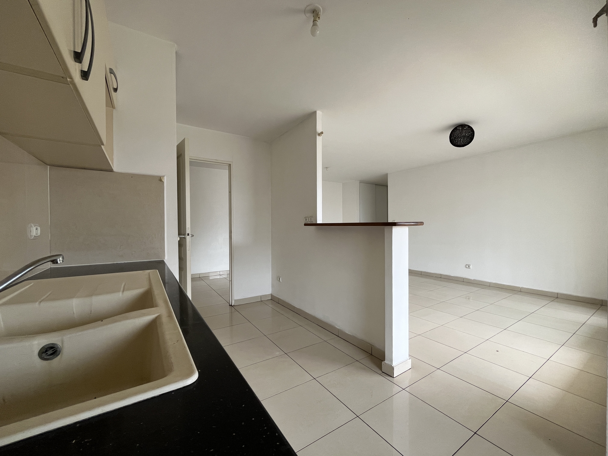 SAINT DENIS (STE CLOTILDE) - APPARTEMENT T4 LIBRE 2 PARKINGS