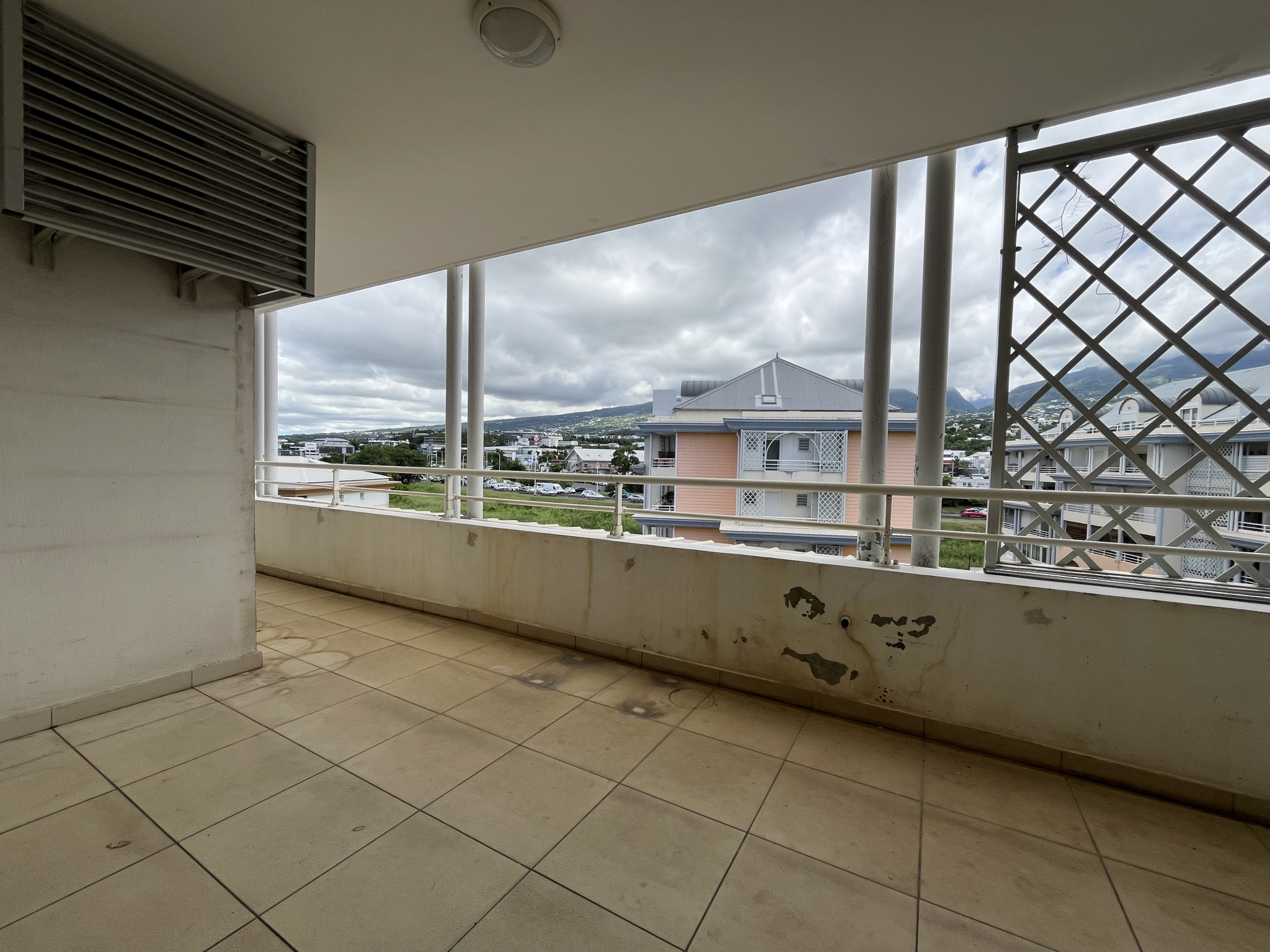 SAINT DENIS (STE CLOTILDE) - APPARTEMENT T4 LIBRE 2 PARKINGS