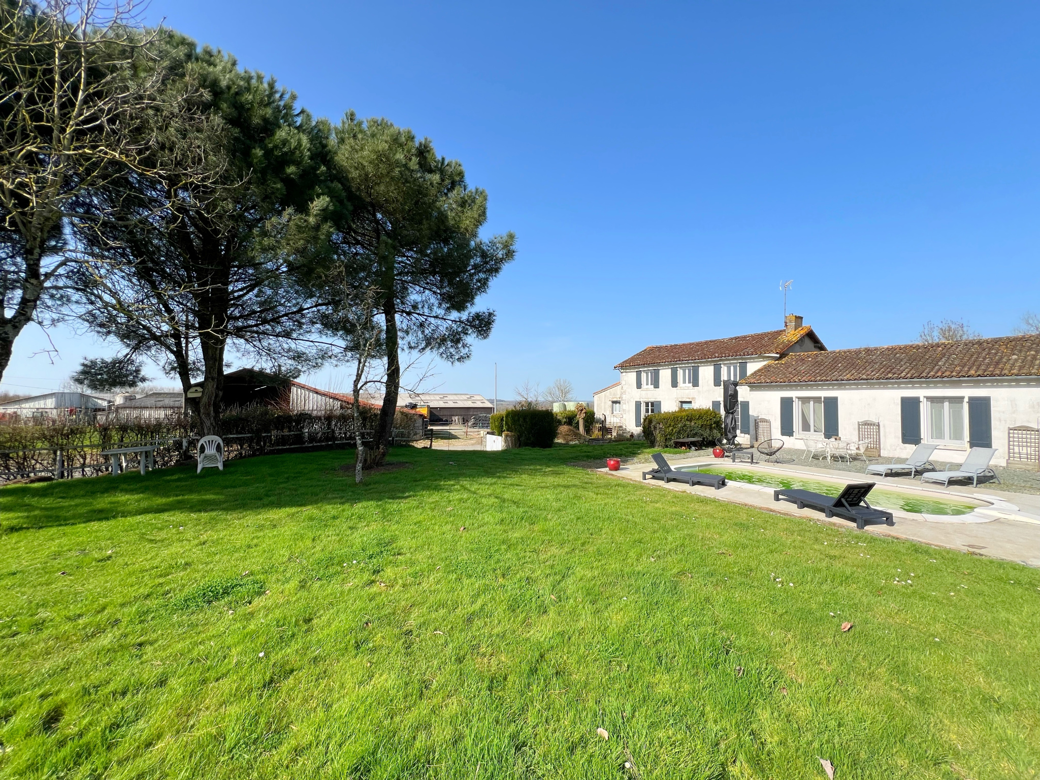 VOUHÉ - MAISON F5 AVEC PISCINE